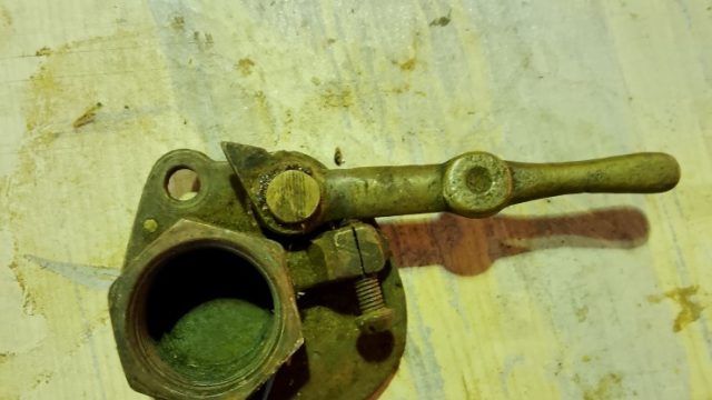 image of a second hand throttle lever butterfly for model D carburetor