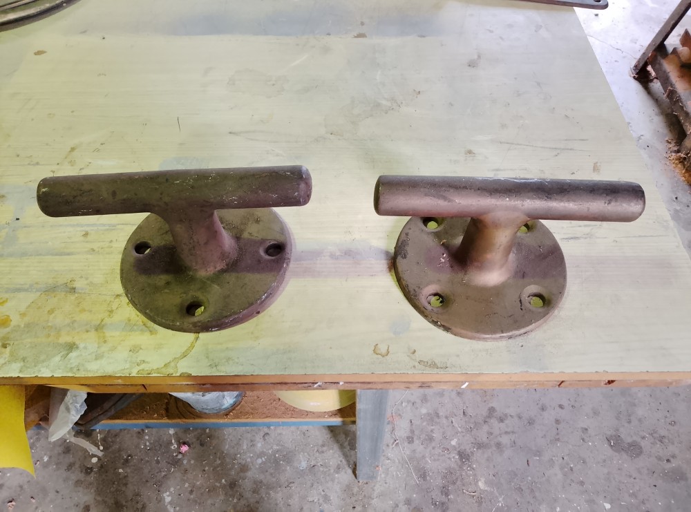 Image of bronze tee bollards